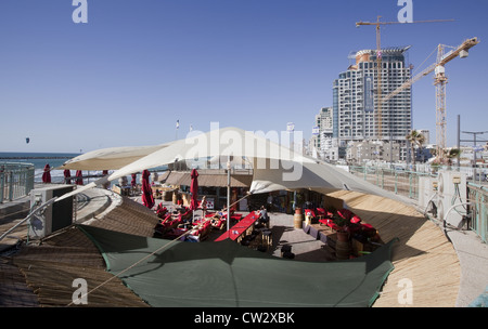 Open-Air-Restaurant am Strand von Tel Aviv, Israel Stockfoto