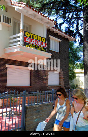 Mendoza Argentinien, Avenida Emilio Civit, Straße, Bürgersteig, Einfamilienhaus Häuser, zu vermieten, Gehäuse, zwei Etagen, Vermietung, Schild, Logo, spanische Sprache, bilingu Stockfoto