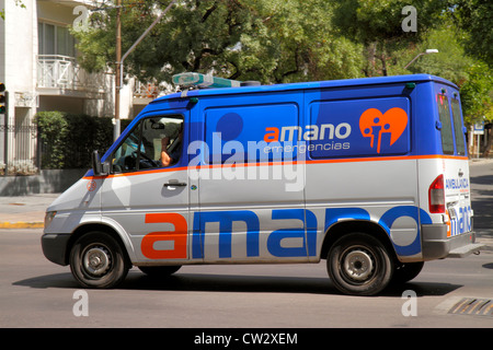 Mendoza Argentinien, Avenida Emilio Civit, Straßenszene, Kreuzung, Amano Notfälle, privater Krankenwagen, Rettungsfahrzeug, Logo, Lichtleiste, Van, Lati Stockfoto