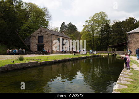 Kinder suchen in Kanal Cromford Weltkulturerbe im Peak District Derbyshire England Stockfoto