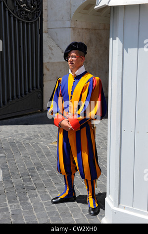 Uniformierte Vatikan Wachen außerhalb Rom Italien Europa Stockfoto