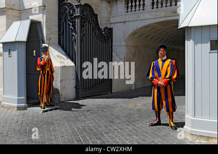 Uniformierte Vatikan Wachen außerhalb Rom Italien Europa Stockfoto