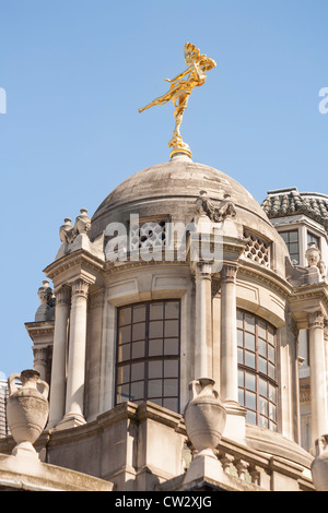 Goldene Statue von Shakespeares Ariel auf einer Kuppel von der Bank of England, London, England Stockfoto