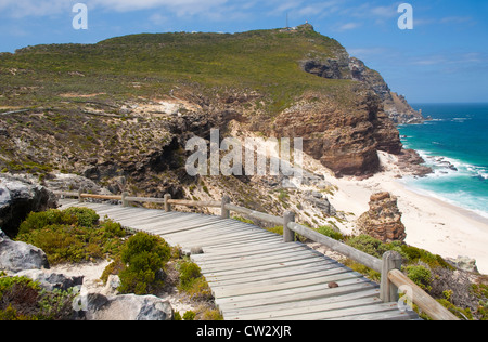 Weg entlang der zerklüfteten Küste mit Blick auf Dias Strand zum Table Mountain Nature Reserve, Cape Point, Kapstadt, Südafrika Stockfoto