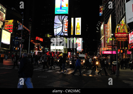 Nacht Neon Ansicht Autos Schlange, Passanten Fußgängerüberweg, 7th Avenue in West 46th Street, Times Square, New York Stockfoto