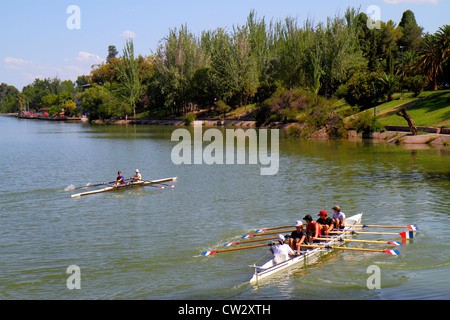 Mendoza Argentinien, Parque General San Martin, öffentlicher Park, Mendoza Regatta Club, Ruderclub, Wassersportarten, künstlicher See, Wasser, hispanischer Mann Männer Anzeige Stockfoto