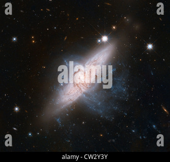 Überlappende Galaxien NGC 3314 genannt. Die beiden sind in Chance Ausrichtung von unserem Standpunkt aus. Stockfoto