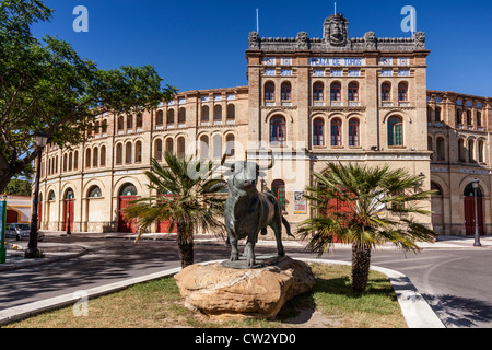 El Puerto De Santa Maria, Andalusien, Spanien, Europa. Echte Plaza de Toros, Stierkampfarena, mit Diestro-Denkmal. Stockfoto
