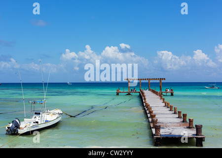 Mexiko, Quintana Roo, Playa del Carmen, Pier am Strand auf das Karibische Meer hinausragende Stockfoto