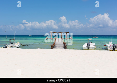 Mexiko, Quintana Roo, Playa del Carmen, Pier am Strand auf das Karibische Meer hinausragende Stockfoto