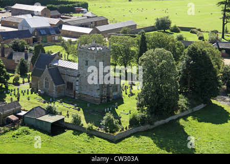 Luftaufnahme von St. Peter und St.Paul Kirche in Unternehmen, Northamptonshire Stockfoto