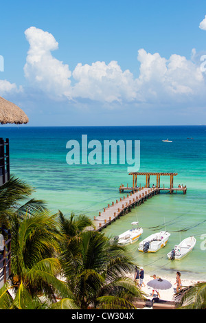 Mexiko, Quintana Roo, Playa del Carmen, Pier am Strand auf das Karibische Meer hinausragende Stockfoto