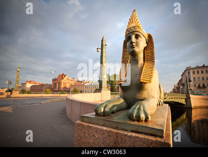 Sphinx-Chimäre auf ägyptische Brücke über den Fluss Fontanka in Sankt-Petersburg, Russland Stockfoto