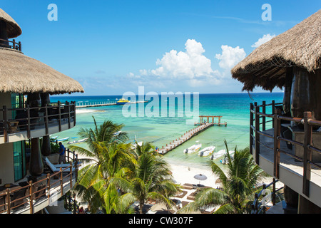 Mexiko, Quintana Roo, Playa del Carmen, Pier am Strand auf das Karibische Meer hinausragende Stockfoto