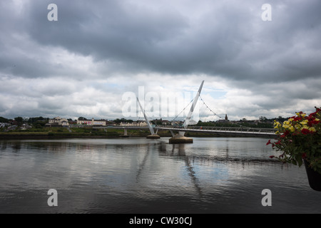 Die Peace Bridge über den Fluss Foyle, Londonderry, Nordirland. Stockfoto