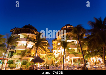 Playa del Carmen, El Taj Condo-Hotel am Strand in der Dämmerung beleuchtet Stockfoto