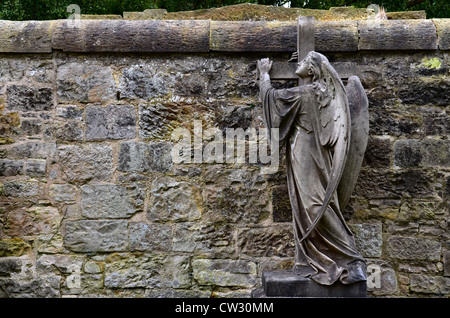 Statue eines Engels das Festhalten an einem Kreuz in der Dean Friedhof Edinburgh, Schottland. Stockfoto