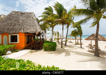 Mexiko, Quintana Roo, Playa del Carmen, bunte Palapa Stil Unterkünfte im mahekal Beach Resort Stockfoto