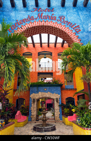 Playa del Carmen, Hotel Hacienda Maria Bonita, farbenfrohe Fassade des Hoteleingangs Stockfoto