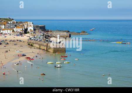 Über St. Ives Hafenstrand an einem sonnigen Tag in Cornwall UK. Stockfoto