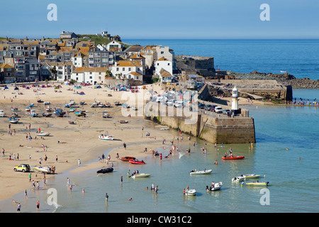 Über St. Ives Hafenstrand an einem sonnigen Tag in Cornwall UK. Stockfoto