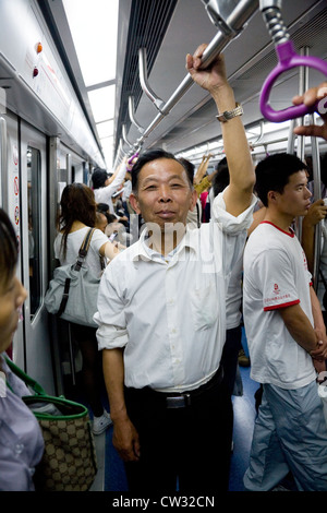 U-Bahn Rohr Zug Passagier im Wagen Fach auf chinesische Pendler / Pendler Passagiere. U-Bahn Peking China Stockfoto