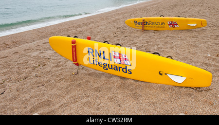 Zwei RNLI Rettungsschwimmer Surfbretter auf Blackpool Sands Beach in der Nähe von Stoke Fleming in Devon. Stockfoto