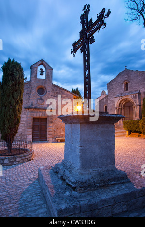 Schmiedeeisernen kreuzen sich am Place de Saint-Vincent, Les Baux de Provence, Frankreich Stockfoto