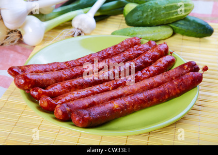 Stillleben mit Bratwürstel Knoblauch und Gurken Stockfoto
