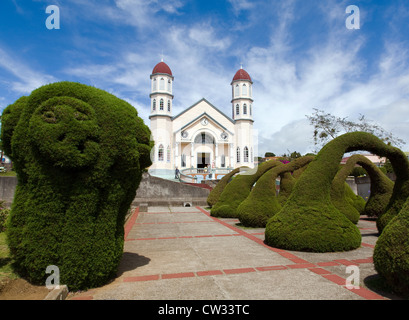 Elefant Formschnitt, eine von mehreren vor Iglesia de San Rafael in Zarcero, Hochland, Costa Rica. Stockfoto