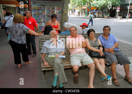 Mendoza Argentinien, Avenida San Martin, Straßenszene, Bushaltestelle, Bank, Straße, Gehweg, lateinamerikanische lateinamerikanische lateinamerikanische Minderheit von Einwanderern, Erwachsene adul Stockfoto