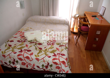 Buenos Aires Argentinien,Avenida de Mayo,Gran Hotel Vedra,Hotel,Unterkunft,Budget,Low-End,ohne Schnickschnack,Gästezimmer,Doppelbett,Kopfteil,kleines Zimmer,eng,Nacht Stockfoto