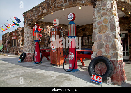 Vintage Zapfsäulen sitzen außerhalb der restaurierten Cool Springs Tankstelle entlang der Route 66 in westlichen Arizona. Stockfoto