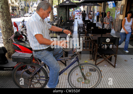 Buenos Aires Argentinien, Avenida de Mayo, lateinamerikanisch-lateinamerikanische Minderheit von Einwanderern, Männer, Erwachsene, Erwachsene, Straße, Bürgersteig, vereist Stockfoto