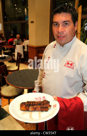 Buenos Aires Argentinien, Avenida de Mayo, Pizza & Cafe Alameda, Restaurant Restaurants Essen Essen Essen Cafe Cafés, hispanischer Mann Männer Erwachsene Erwachsene, Abendessen, wa Stockfoto