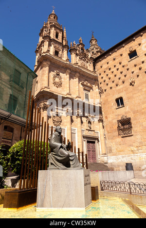 Salamanca, Kastilien und Leon, Spanien, Europa. Das Casa de Las Conchas und öffentliche Bibliothek Gebäude mit La Clerecía Kirche hinter. Stockfoto