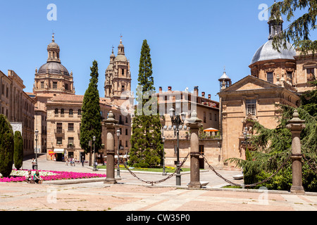 Salamanca, Kastilien und Leon, Spanien, Europa. Die atemberaubende Universitätsgebäude in strahlendem Sonnenschein im Zentrum Stadt. Stockfoto