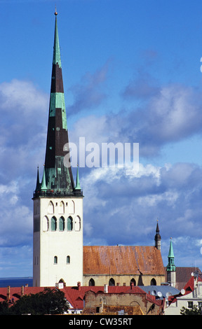 Dächer der Altstadt mit St. Olavs Kirche, Tallinn, Estland Stockfoto