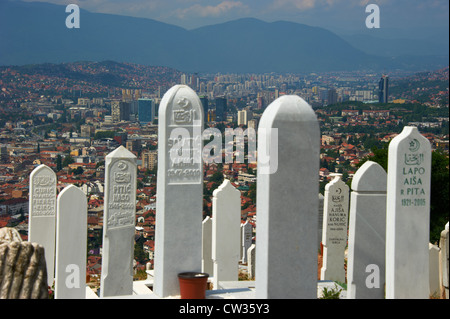 Blick über die Stadt Sarajevo und Friedhof mit Gräbern helle Bosnien und Herzegowina Stockfoto