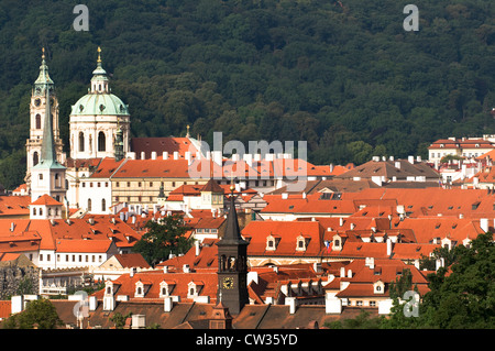 Ein Blick auf Mala Strana und die Kirche St. Nikolaus in Prag. Stockfoto