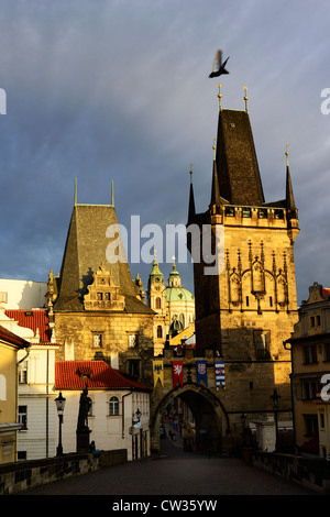 Am frühen Morgen auf der Karlsbrücke in Prag. Stockfoto