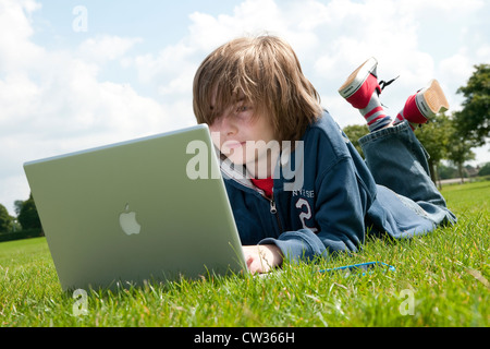 männliche junge mit Laptop-Computer im Stadtpark Stockfoto