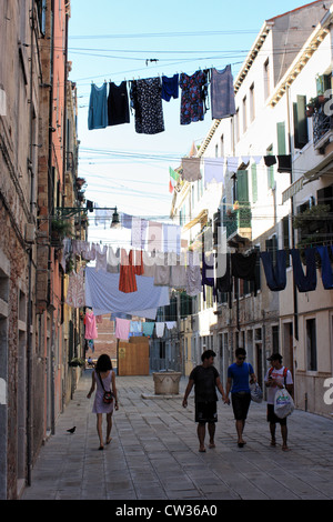 Wäscheleinen in Corte Nuova in Via Garibaldi, Venedig, Italien Stockfoto