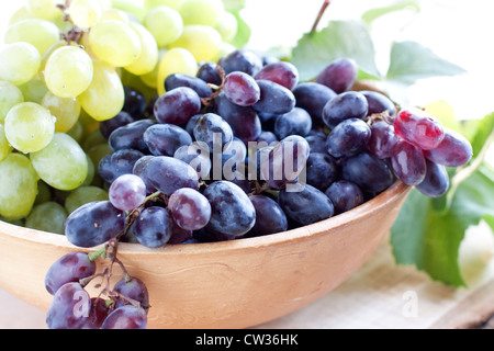 Blaue Trauben in einer Ton-Schüssel, Nahaufnahme Stockfoto