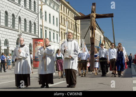 München - eine Gruppe von Priestern in Festornat Stockfoto