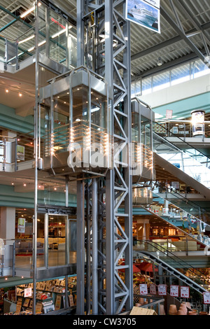 Chessington, Aufzug in einem Kaufhaus Stockfoto