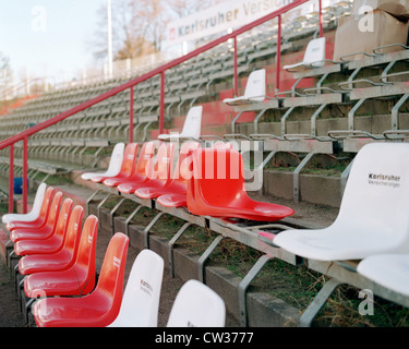 Karlsruhe - Installation neue Sitze im Wildparkstadion Stockfoto