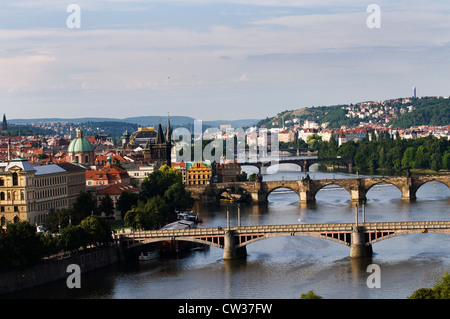 Ein Blick auf die Moldau und die alten Brücken und Gebäude in Prag. Stockfoto