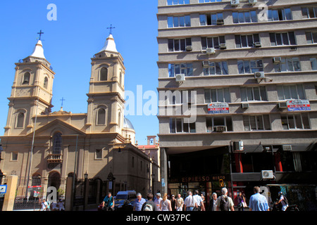 Buenos Aires Argentinien, Avenida Belgrano, Straßenszene, Kloster Santo Domingo, Basilika unserer Lieben Frau vom Rosenkranz, katholische Kirche, Glockenturm, Kreuz, Kond Stockfoto