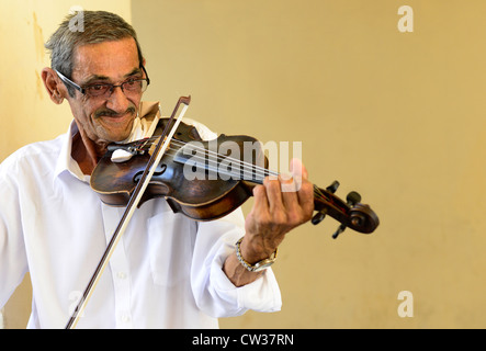 Ein Zigeuner-Mann (Roma) sein Geigenspiel in der Altstadt von Bratislava, Slowakei. Stockfoto